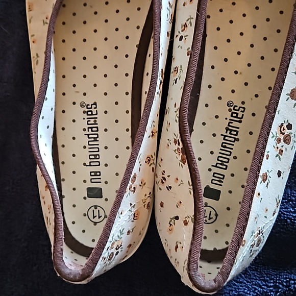 Women's No Boundaries Flats - Size 11 - Off White w/brown trim - Picture 5 of 6